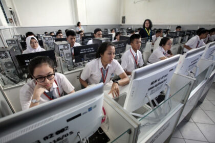SimulasiCAT.ID - Polemik TKA 2025: Bolehkah Menggunakan Laptop, Chromebook, atau HP saat Pelaksanaan TKA?
