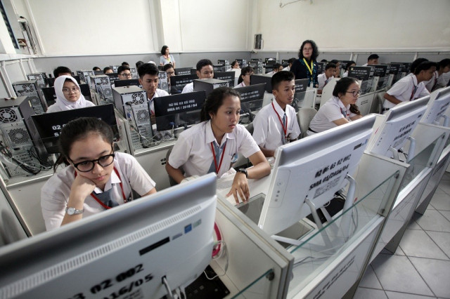 SimulasiCAT.ID - Polemik TKA 2025: Bolehkah Menggunakan Laptop, Chromebook, atau HP saat Pelaksanaan TKA?